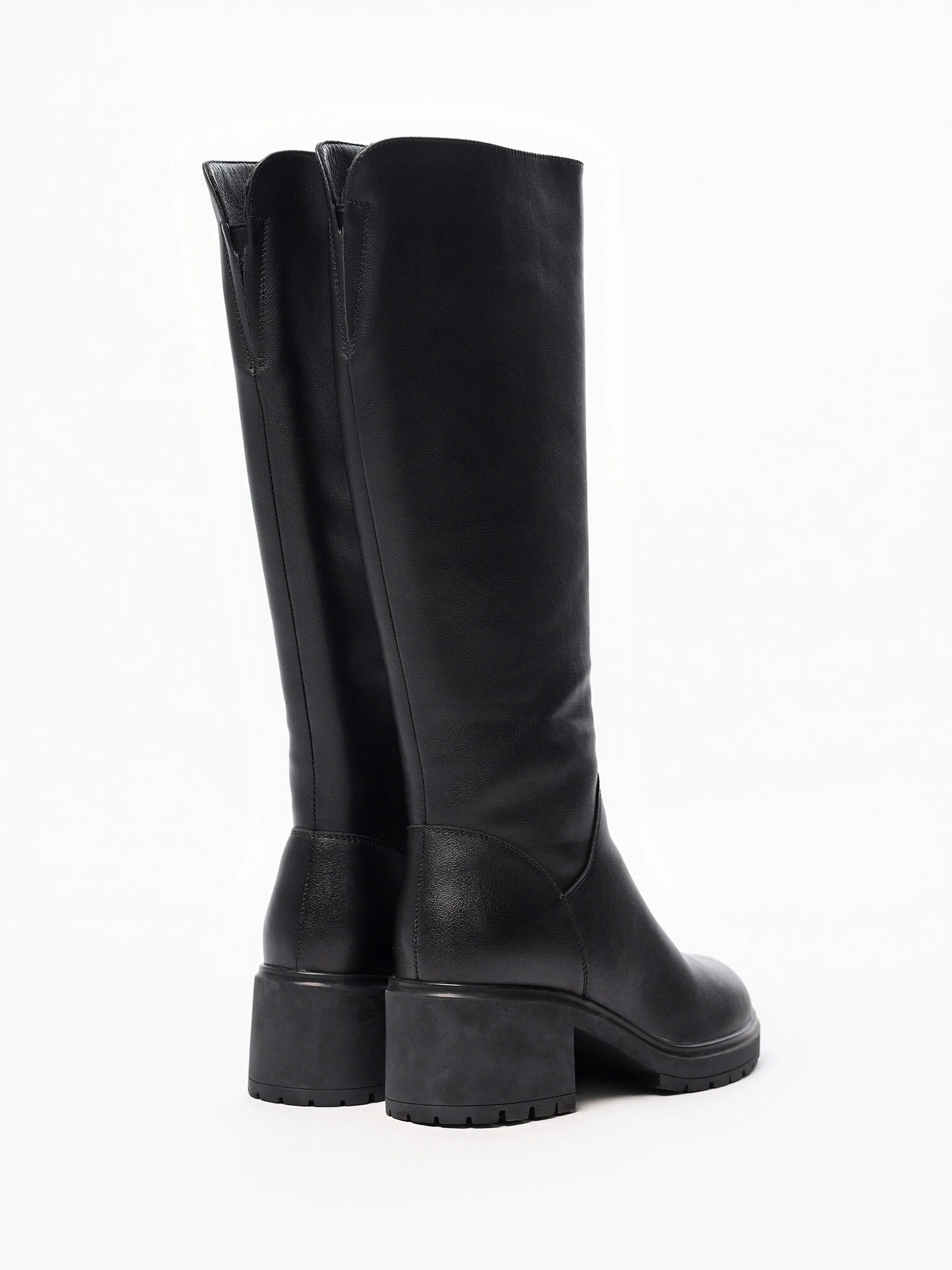 Сапоги черного цвета из натуральной кожи на высоком каблуке